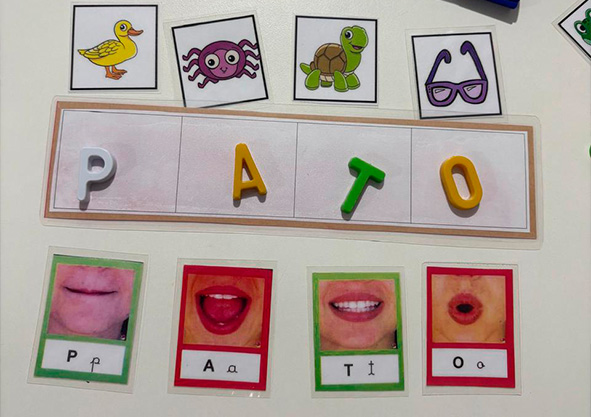 Jogo de alfabetização com cartões de letras e figuras