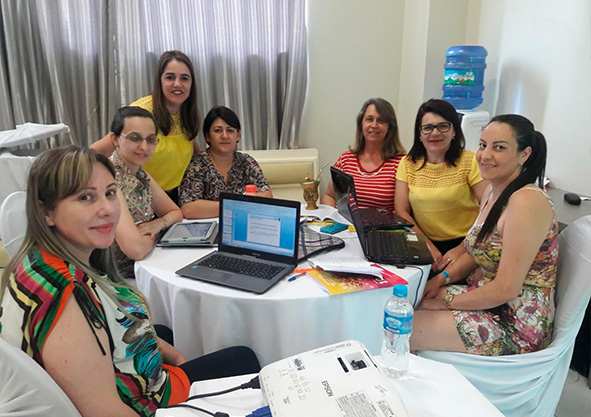Crianças realizando atividade de escrita em sala de aula